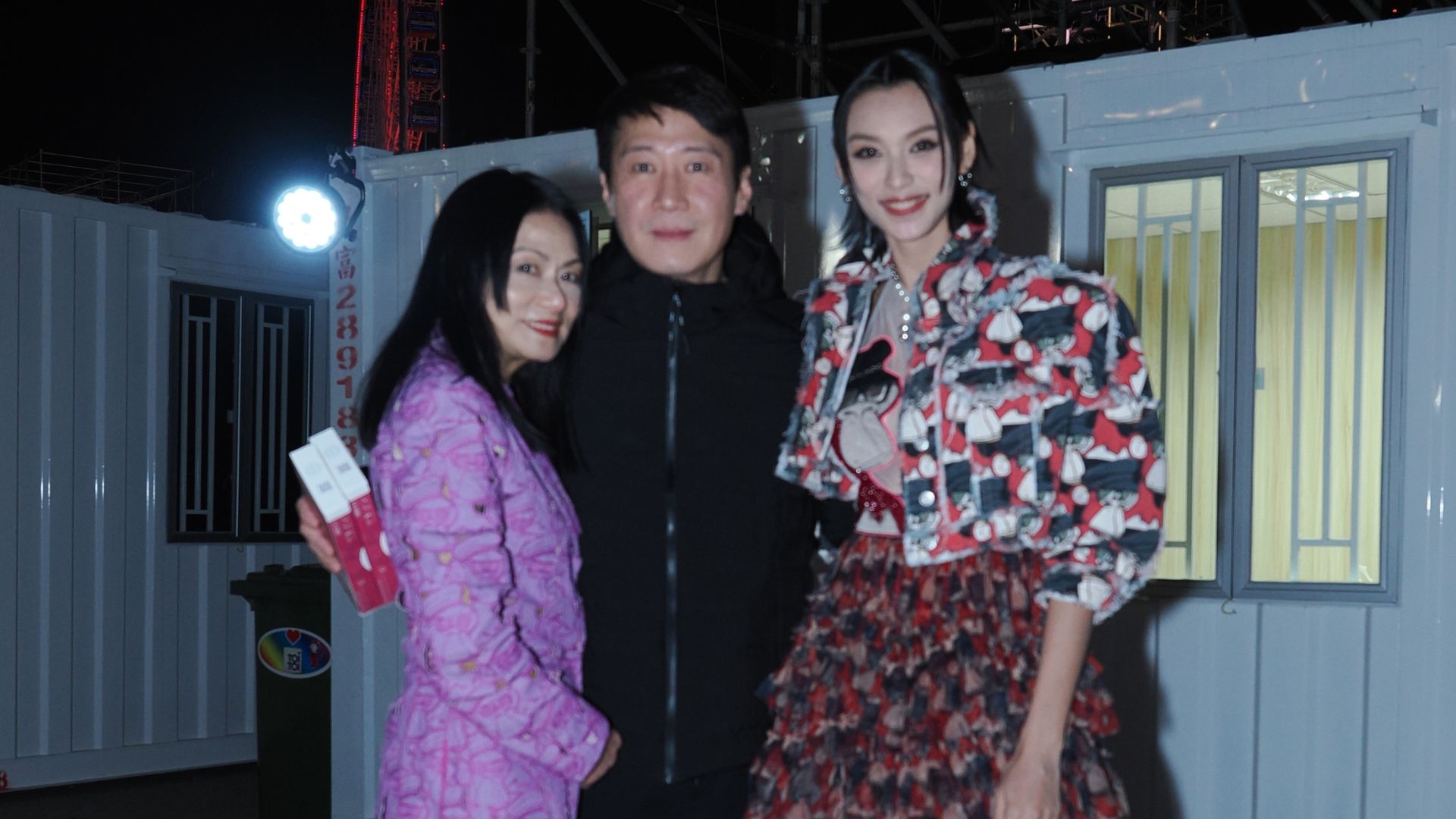 Leon與王丹妮(右)、Vivienne Tam(左)喺後台合照留念。