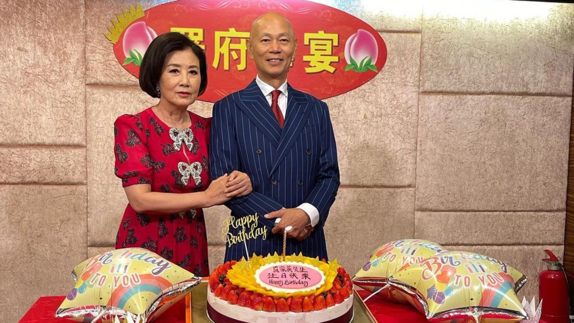 昨日9月23號係羅家英76歲大壽，阿姐蹺實家英哥嘅手甜蜜合照。