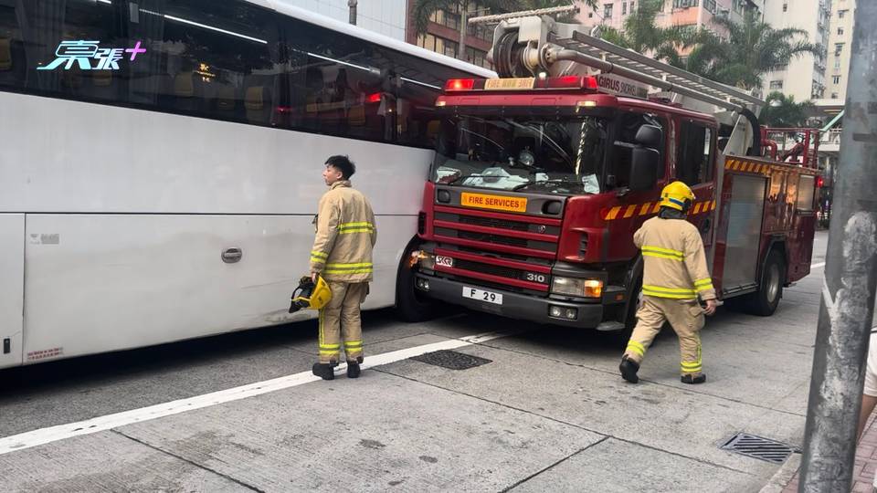 有片｜灣仔軒尼詩道消防車疑抽頭切線 撼旅遊巴