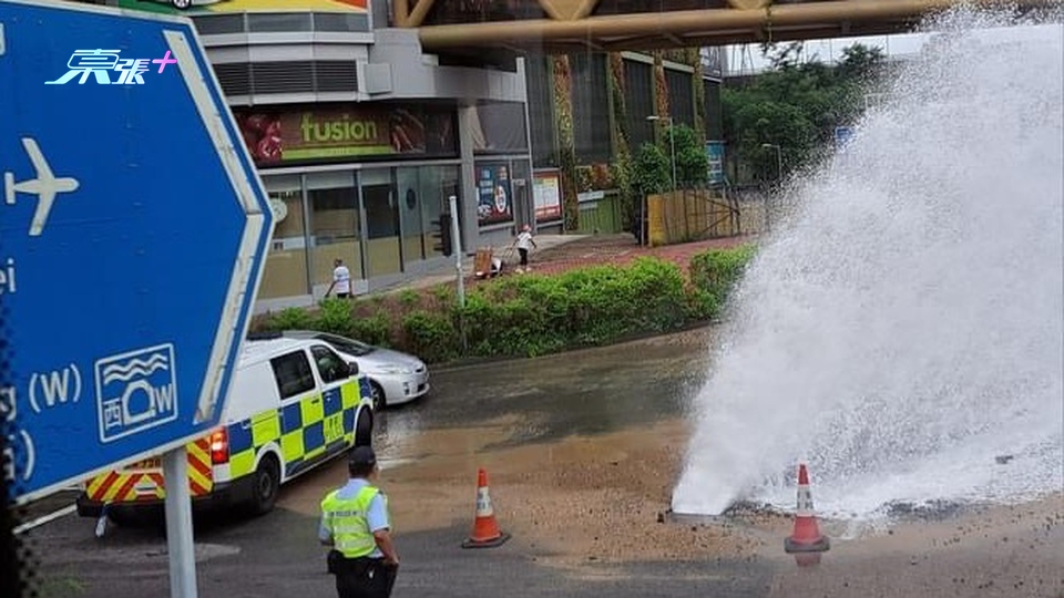 有片｜深水埗爆水管 水柱如湧泉噴出 水務署：部份用戶沖廁水供應或出現水弱情況